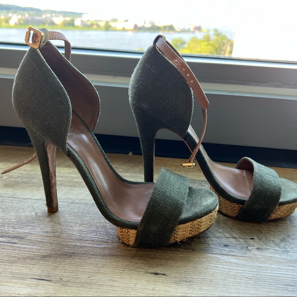 Tory Burch Amina Platform sandals Ls used good condition. Size 7